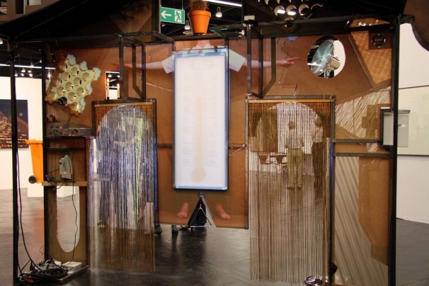 104Weatherhouse_2009_installation with video and sound_420x340x60 cm, 30 sec