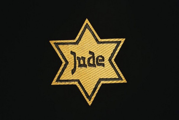 105JUDE _2001-2002_gold brooch, 18 carat_5 x 5 cm