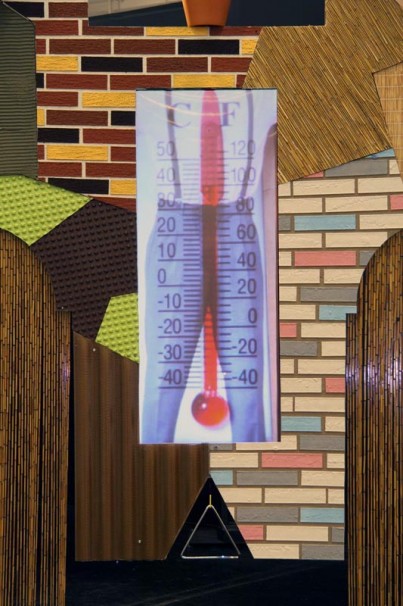 106Weatherhouse_2009_installation with video and sound_420x340x60 cm, 30 sec