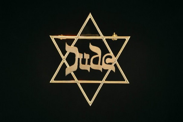 107JUDE_2001-2002_gold brooch, 18 carat_5 x 5 cm