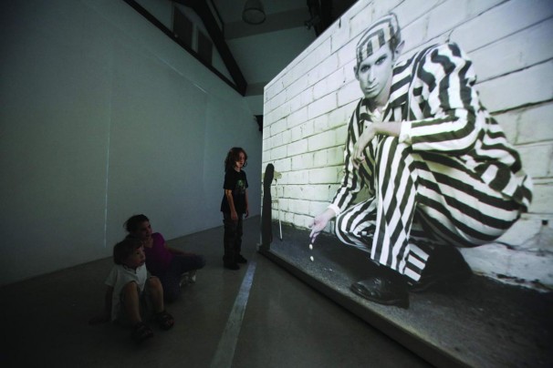 210A Nous la Liberté (Freedom for Us)_2011_video and sound projection on a cube_400x300x250 cm, 5 projectors