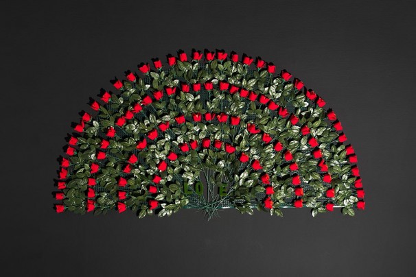 111Love_2015_ready-made assemblage on wall_120x220x2 cm