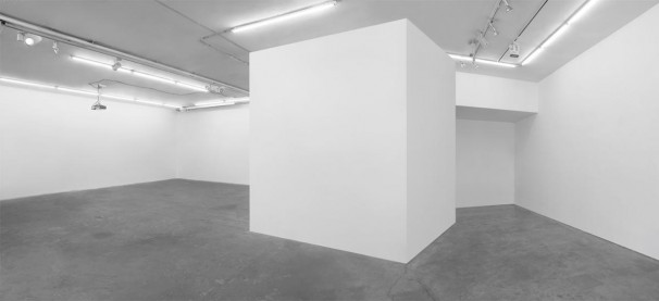 207Temporary Visit in a Familiar Plac_2012-2013_pigment print_140x300 cm